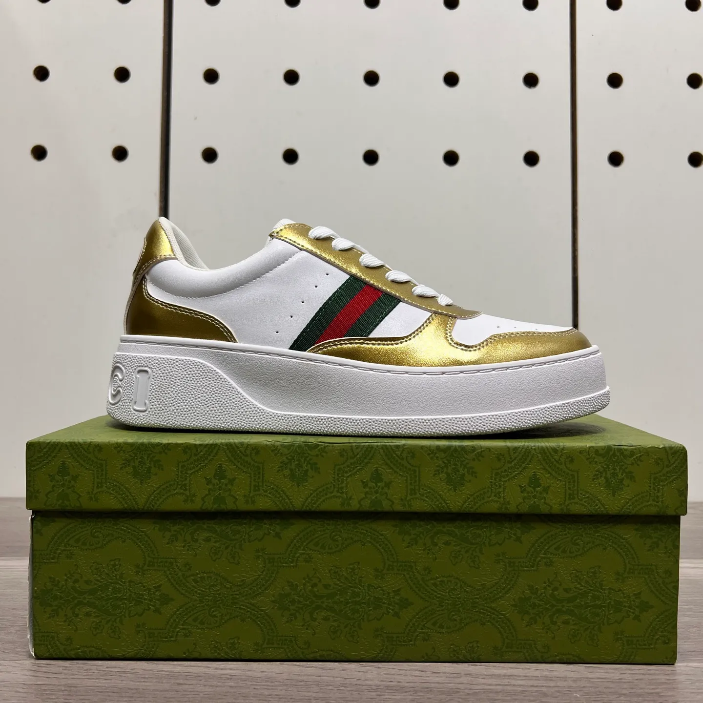 Factory price: 400💰Gucci original quality.~ Unique modern style sneakers. 🏃A must-have casual shoe for trendy men😍😍 Imported cowhide, sheepskin foot pads (refuse to discolor and grind feet) soles: Original soles specially provided by the original factory, French lazy style design ⚠️Fit to the feet, original quality, super comfortable original soles. Just like shooting the real thing 🎬The real thing is better, high-quality sneakers, size: 38-44 (45 and 46 can be customized)